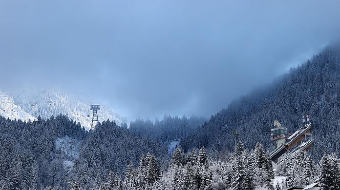Die Skisprunganlage Audi Arena Oberstdorf (r).