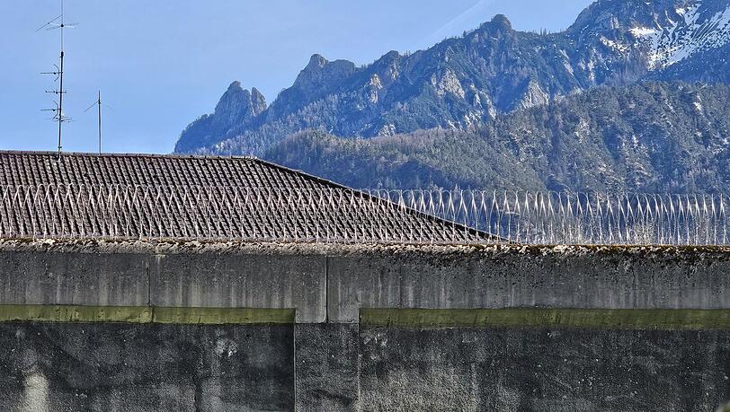 Stacheldraht der JVA Bad Reichenhall vor dem Gebirgszug der Schlafenden Hexe. Stacheldraht der JVA Bad Reichenhall vor dem Gebirgszug der Schlafenden Hexe.