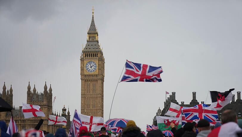 Angeführt und organisiert wurde die rechte Großdemo von dem bekannten britischen Rechtsextremisten Tommy Robinson.