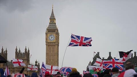 Angeführt und organisiert wurde die rechte Großdemo von dem bekannten britischen Rechtsextremisten Tommy Robinson.