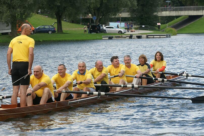 Beim Jubiläumsfest im Olympiapark am 26. August 2012 ging die RGM 72 mit zwei Promibooten aufs Wasser. Hier: Steuermann Thomas Schröpfer, Johann Färber (Goldmedaillengewinner 1972), BRV-Präsident Thomas Stamm, Kultusminister Ludwig Spaeenle, Landtagsvizepräsident Franz Maget, die Ratsfraktionschef Josef Schmid und Alexander Reissl und Thea Straube und Edith Eckbauer (gewannen Ruderbronze 1976 in Montreal).