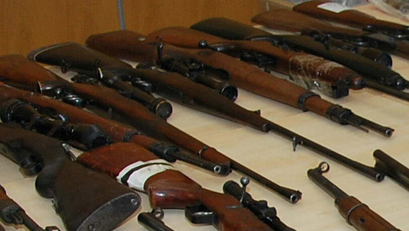 Angst vor einem neuen Weltkrieg: Ein 59-Jähriger hat Maschinenpistolen, Gewehre und Sprengstoff in einem selbstgebauten Bunker gehortet. Angst vor einem neuen Weltkrieg: Ein 59-Jähriger hat Maschinenpistolen, Gewehre und Sprengstoff in einem selbstgebauten Bunker gehortet.