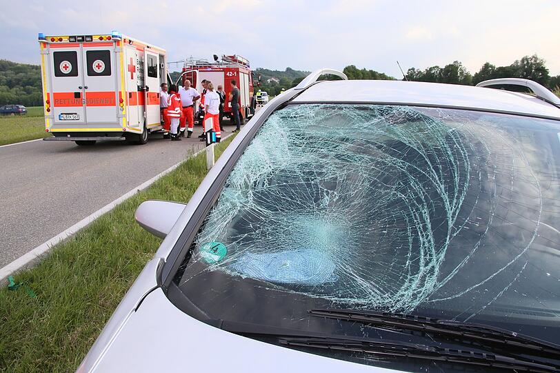 Tödlicher Unfall im Landkreis Mühldorf. Ein Pkw kollidiert an einer Kreuzung mit einem Radfahrer. Der Radfahrer verstarb noch am Unfallort.