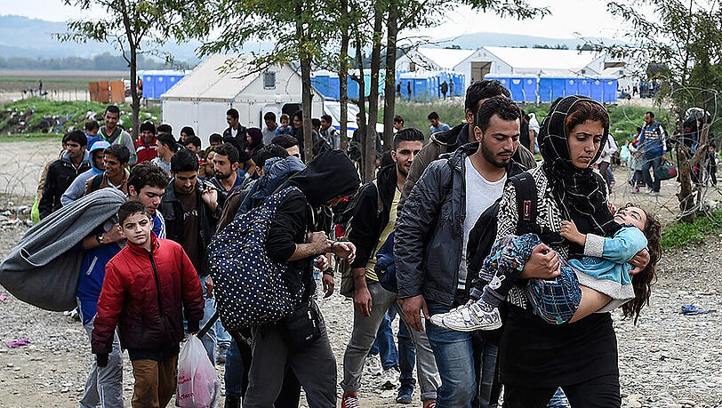 Tausende Flüchtlinge ziehen über die Balkanroute Richtung Westeuropa. Nachdem Ungarn die Grenze zu Kroatien schloss, stoppt nun auch Slowenien den enormen Andrang. Tausende Flüchtlinge ziehen über die Balkanroute Richtung Westeuropa. Nachdem Ungarn die Grenze zu Kroatien schloss, stoppt nun auch Slowenien den enormen Andrang.