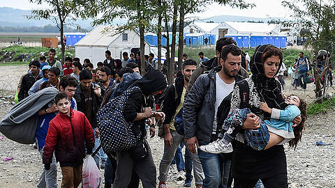 Tausende Flüchtlinge ziehen über die Balkanroute Richtung Westeuropa. Nachdem Ungarn die Grenze zu Kroatien schloss, stoppt nun auch Slowenien den enormen Andrang.