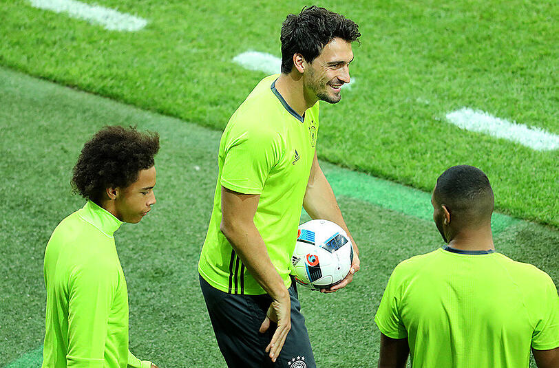 Mats Hummels (Mitte) mit seinen DFFB-Teamkollegen Leroy Sané (links) und Jonathan Tah.