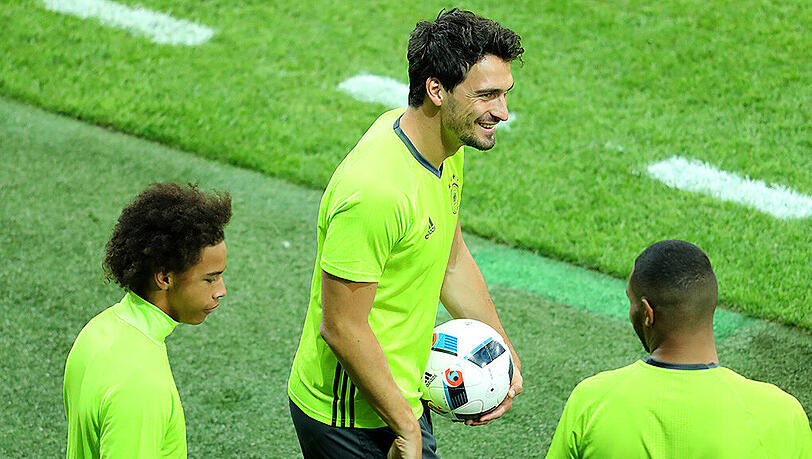 Mats Hummels (Mitte) mit seinen DFFB-Teamkollegen Leroy Sané (links) und Jonathan Tah. Mats Hummels (Mitte) mit seinen DFFB-Teamkollegen Leroy Sané (links) und Jonathan Tah.
