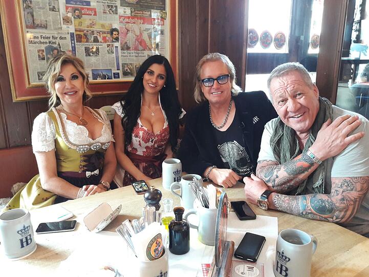 Bereit für das Foto: Carmen Geiss, Bachmaier-Freundin Nina, Robert Geiss und Hugo Bachmaier