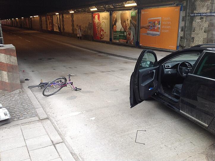 Das Auto erfasste einen Radler, der die Straße überqueren wollte.