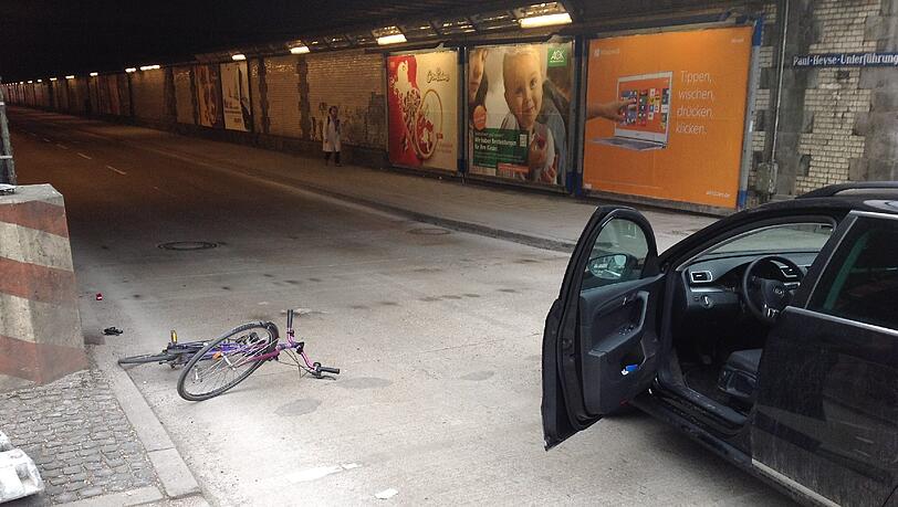 Das Auto erfasste einen Radler, der die Straße überqueren wollte. Das Auto erfasste einen Radler, der die Straße überqueren wollte.