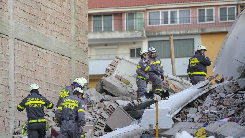 Rettungskräfte durchsuchen die Trümmer eines eingestürzten Gebäudes in Durres. Rettungskräfte durchsuchen die Trümmer eines eingestürzten Gebäudes in Durres.