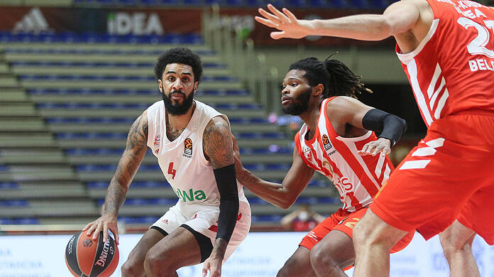 Fokussiert: Bayern-Spieler Dennis Jerome Seeley (links) wird von Belgrads Corey Walden bedrängt.