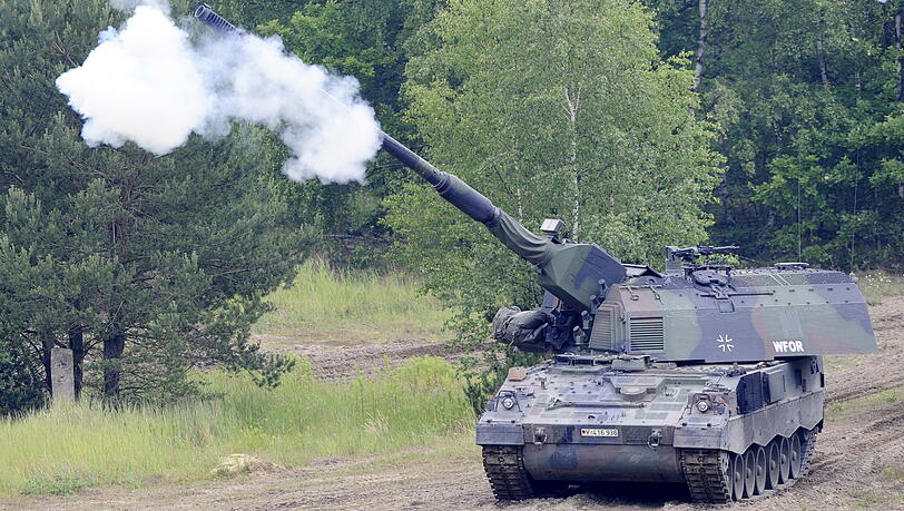 Eine Panzerhaubitze 2000 der Bundeswehr feuert bei einer Fahrt auf dem Truppenübungsplatz. (Archivbild)