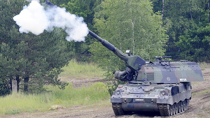 Eine Panzerhaubitze 2000 der Bundeswehr feuert bei einer Fahrt auf dem Truppenübungsplatz. (Archivbild)