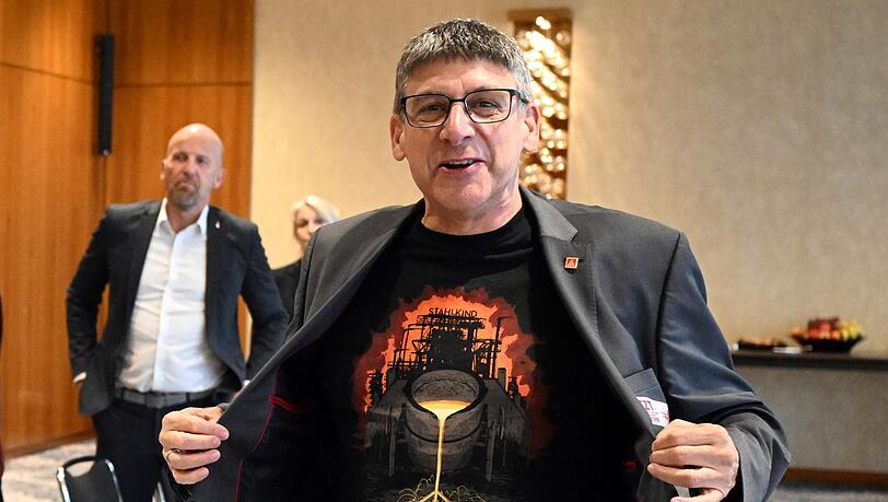 "Stahlkind" ist auf einem IG Metall-T-Shirt zu lesen, das der Verhandlungsführer der Gewerkschaft, Knut Giesler, zum Auftakt der Tarifverhandlungen trägt.