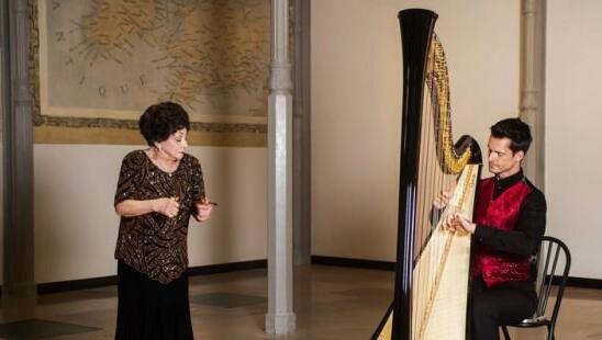 Die Kastagnetten von Lucero Tena passen ganz fabelhaft zum Harfenspiel von Xavier de Maistre.