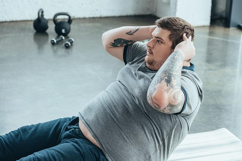 Hilft Baucharbeit wirklich gegen Bauchspeck? Nur bedingt, denn gezieltes Abnehmen klappt kaum. Der Körper baut Fett zuerst dort ab, wo er es am wenigsten benötigt, etwa im Gesicht und bei Frauen häufig an der Brust. Bauchfett lässt sich also nicht direkt wegtrainieren. Effektiver sind Ausdauersportarten, die den Stoffwechsel ankurbeln, wie Joggen, Radfahren oder Schwimmen. Hilft Baucharbeit wirklich gegen Bauchspeck? Nur bedingt, denn gezieltes Abnehmen klappt kaum. Der Körper baut Fett zuerst dort ab, wo er es am wenigsten benötigt, etwa im Gesicht und bei Frauen häufig an der Brust. Bauchfett lässt sich also nicht direkt wegtrainieren. Effektiver sind Ausdauersportarten, die den Stoffwechsel ankurbeln, wie Joggen, Radfahren oder Schwimmen.