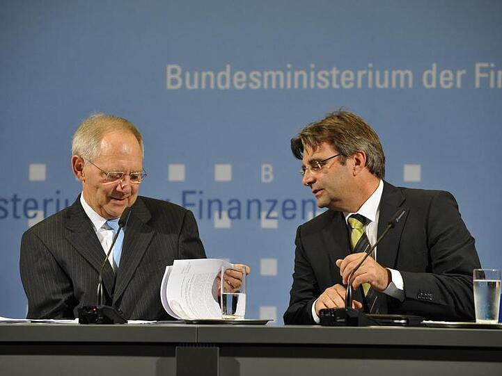 Schäuble und Offer: Auf dieser Pressekonferenz stellte der Minister seinen Sprecher bloß