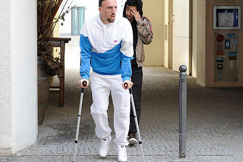 Franck Ribéry läuft mal wieder an Krücken.