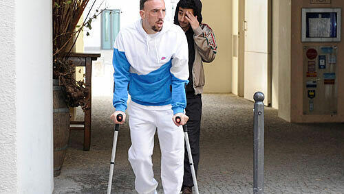 Franck Ribéry läuft mal wieder an Krücken. Franck Ribéry läuft mal wieder an Krücken.