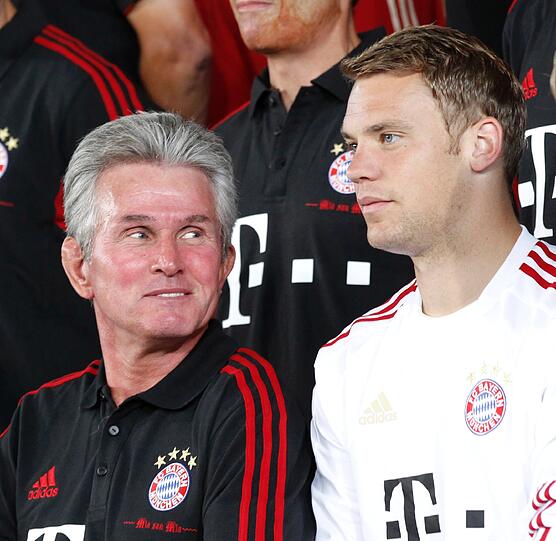 Das neue Team-Foto des FC Bayern: Die Bilder vom Shooting  - wer am schönsten lächelt...