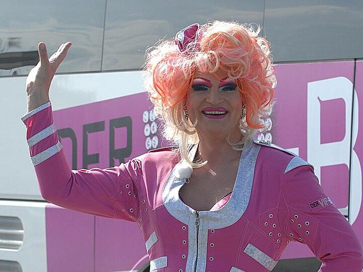 Olivia Jones vor ihrem "Vip-Bus"