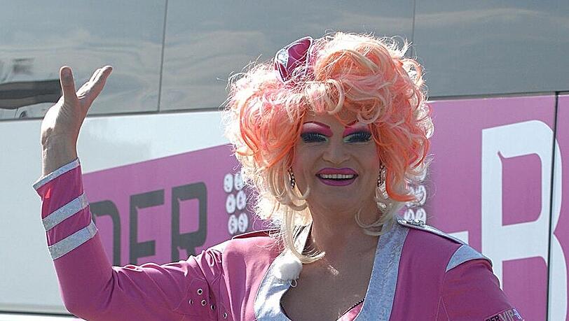 Olivia Jones vor ihrem "Vip-Bus" Olivia Jones vor ihrem "Vip-Bus"