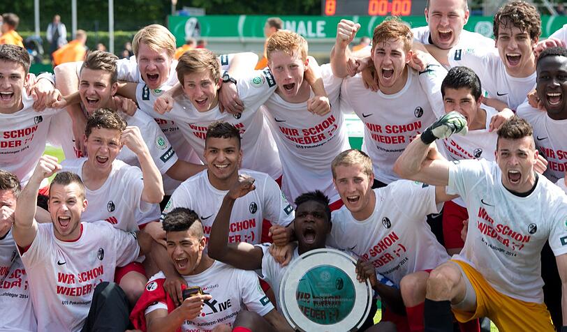 Grund zum Feiern für die A-Jugend des SC Freiburg - DFB-Pokalsieger 2014!