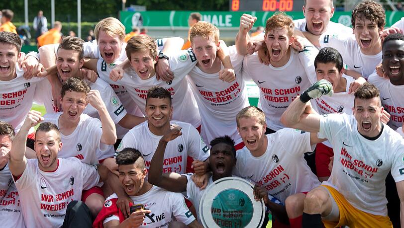 Grund zum Feiern für die A-Jugend des SC Freiburg - DFB-Pokalsieger 2014! Grund zum Feiern für die A-Jugend des SC Freiburg - DFB-Pokalsieger 2014!