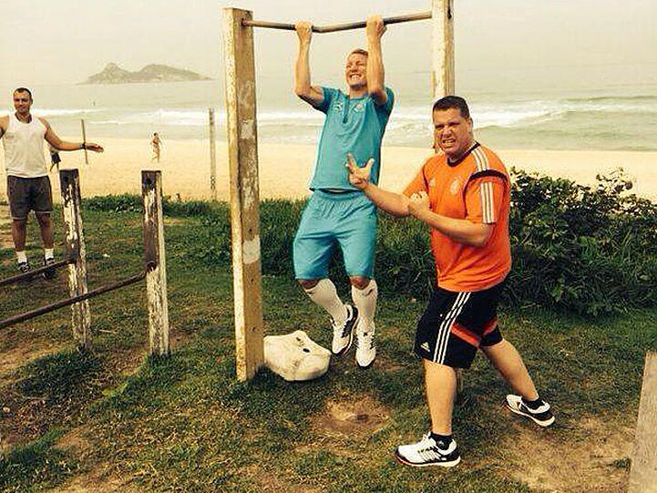 Bastian Schweinsteiger mit Physio Christian Huhn (r.)