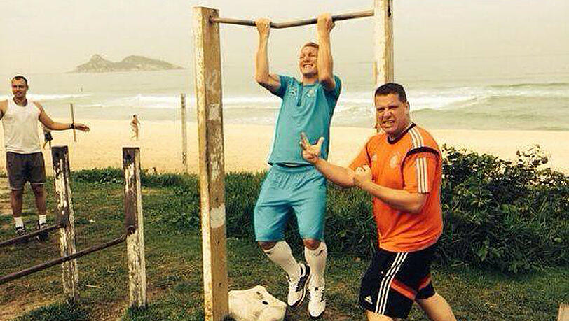 Bastian Schweinsteiger mit Physio Christian Huhn (r.) Bastian Schweinsteiger mit Physio Christian Huhn (r.)