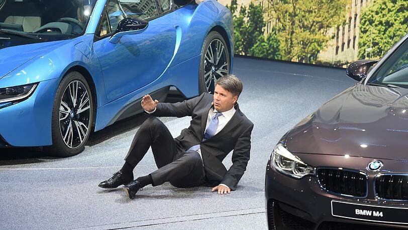 Schock bei der IAA Frankfurt: BMW-Chef Harald Krüger bricht mitten während seiner Rede zusammen. Schock bei der IAA Frankfurt: BMW-Chef Harald Krüger bricht mitten während seiner Rede zusammen.