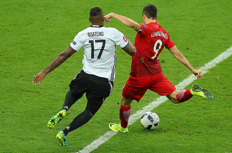 Duell unter FC-Bayern-Teamkollegen: Jerome Boateng (links) blockt einen Schuss von Robert Lewandowski.