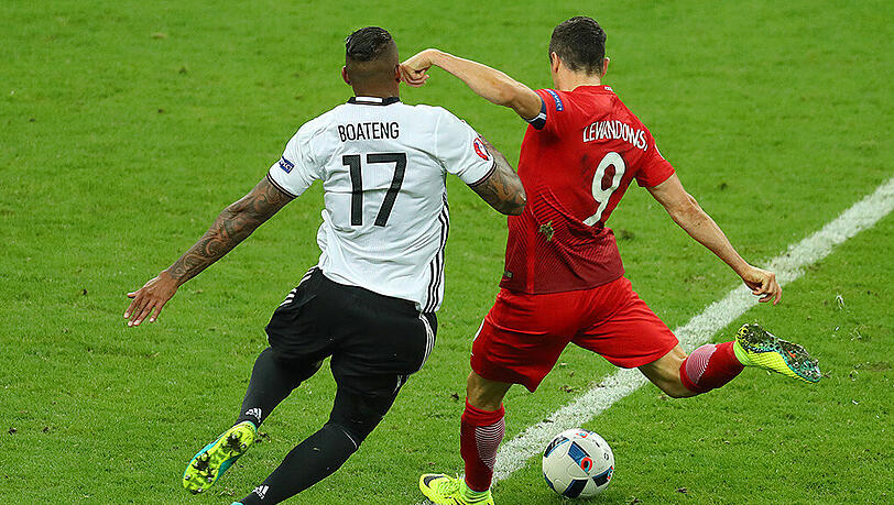 Duell unter FC-Bayern-Teamkollegen: Jerome Boateng (links) blockt einen Schuss von Robert Lewandowski.