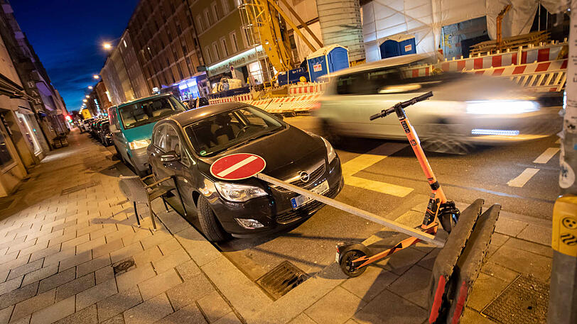 Wer die Möglichkeit hat, sollte sein Auto während des Sturms geschützt unterstellen. Das Bild zeigt, warum.
