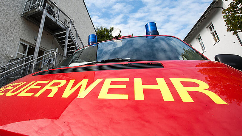 Die Feuerwehr löschte in der Lerchenauer Straße drei brennende Fahrzeuge.(Symbolfoto)
