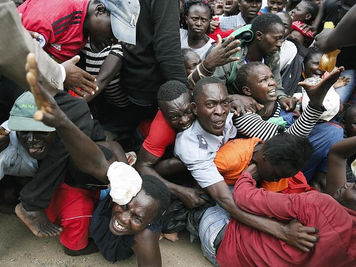 Ansturm auf Nahrungsmittel im Kibera Slum in der kenianischen Stadt Nairobi. Die Polizei setzte Tränengas ein. Mehrere Menschen wurden verletzt.