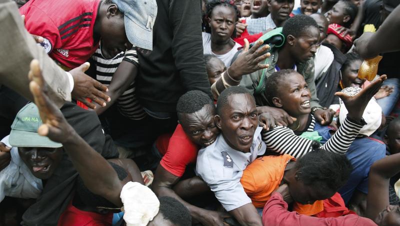 Ansturm auf Nahrungsmittel im Kibera Slum in der kenianischen Stadt Nairobi. Die Polizei setzte Tränengas ein. Mehrere Menschen wurden verletzt. Ansturm auf Nahrungsmittel im Kibera Slum in der kenianischen Stadt Nairobi. Die Polizei setzte Tränengas ein. Mehrere Menschen wurden verletzt.