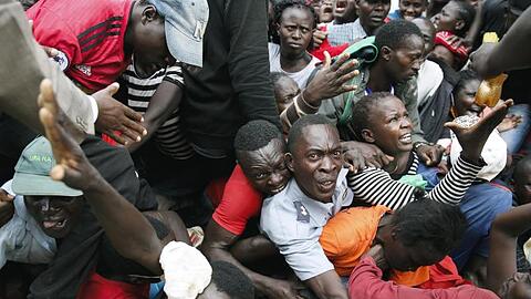 Ansturm auf Nahrungsmittel im Kibera Slum in der kenianischen Stadt Nairobi. Die Polizei setzte Tränengas ein. Mehrere Menschen wurden verletzt.