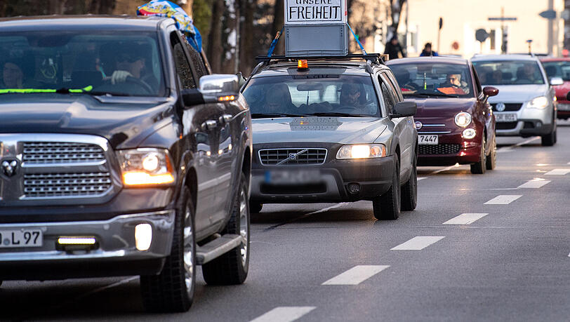 Ein Autokorso von Corona-Kritikern in München. (Archivbild) Ein Autokorso von Corona-Kritikern in München. (Archivbild)