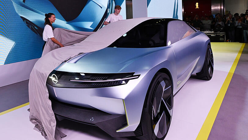 Opel enthüllt das elektrische Konzeptauto Experimental beim Pressetag der Auto- und Verkehrsmesse IAA. Opel enthüllt das elektrische Konzeptauto Experimental beim Pressetag der Auto- und Verkehrsmesse IAA.