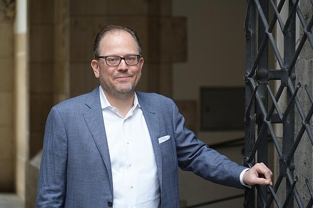 "Es ist für uns nicht nachvollziehbar, dass der Freistaat Bayern trotz der alarmierenden Fallzahlen bei den Zuschüssen für Frauenhäuser gekürzt hat, wie es in der Presse zu lesen war", sagt Manuel Pretzl (Archivbild).