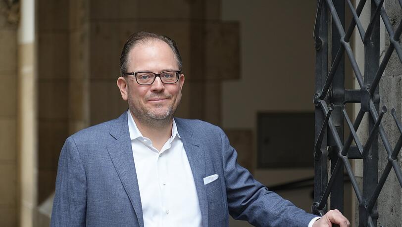 "Es ist für uns nicht nachvollziehbar, dass der Freistaat Bayern trotz der alarmierenden Fallzahlen bei den Zuschüssen für Frauenhäuser gekürzt hat, wie es in der Presse zu lesen war", sagt Manuel Pretzl (Archivbild).
