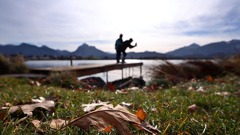 Ausflügler am Hopfensee im Allgäu. Ausflügler am Hopfensee im Allgäu.
