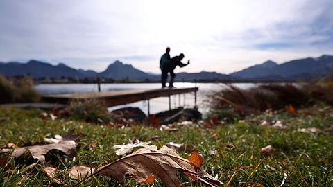 Ausflügler am Hopfensee im Allgäu.