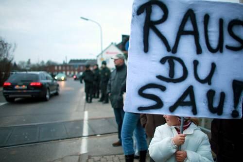Heinsberg gegen Karl D.; Familien protestieren mit Plakaten gegen den Vergewaltiger.