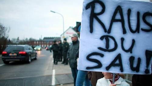 Heinsberg gegen Karl D.; Familien protestieren mit Plakaten gegen den Vergewaltiger. Heinsberg gegen Karl D.; Familien protestieren mit Plakaten gegen den Vergewaltiger.