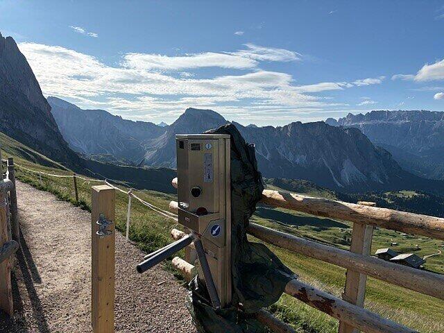 Das undatierte Handout zeigt ein Drehkreuz auf dem Panoramaweg, der zum Seceda führt. Landwirte haben das Drehkreuz aufgestellt und wollen damit ein Zeichen gegen den Massentourismus setzen. Das undatierte Handout zeigt ein Drehkreuz auf dem Panoramaweg, der zum Seceda führt. Landwirte haben das Drehkreuz aufgestellt und wollen damit ein Zeichen gegen den Massentourismus setzen.