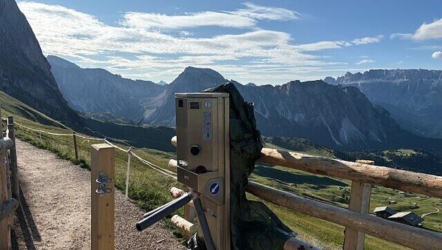 Das undatierte Handout zeigt ein Drehkreuz auf dem Panoramaweg, der zum Seceda f&uuml;hrt. Landwirte haben das Drehkreuz aufgestellt und wollen damit ein Zeichen gegen den Massentourismus setzen.