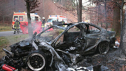 Völlig ausgebrannt ist das Auto, nachdem es gegen einen Baum prallte Völlig ausgebrannt ist das Auto, nachdem es gegen einen Baum prallte